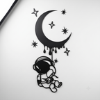 Astronot ve Eriyen Ay Duvar Tablosu beyaz duvarda