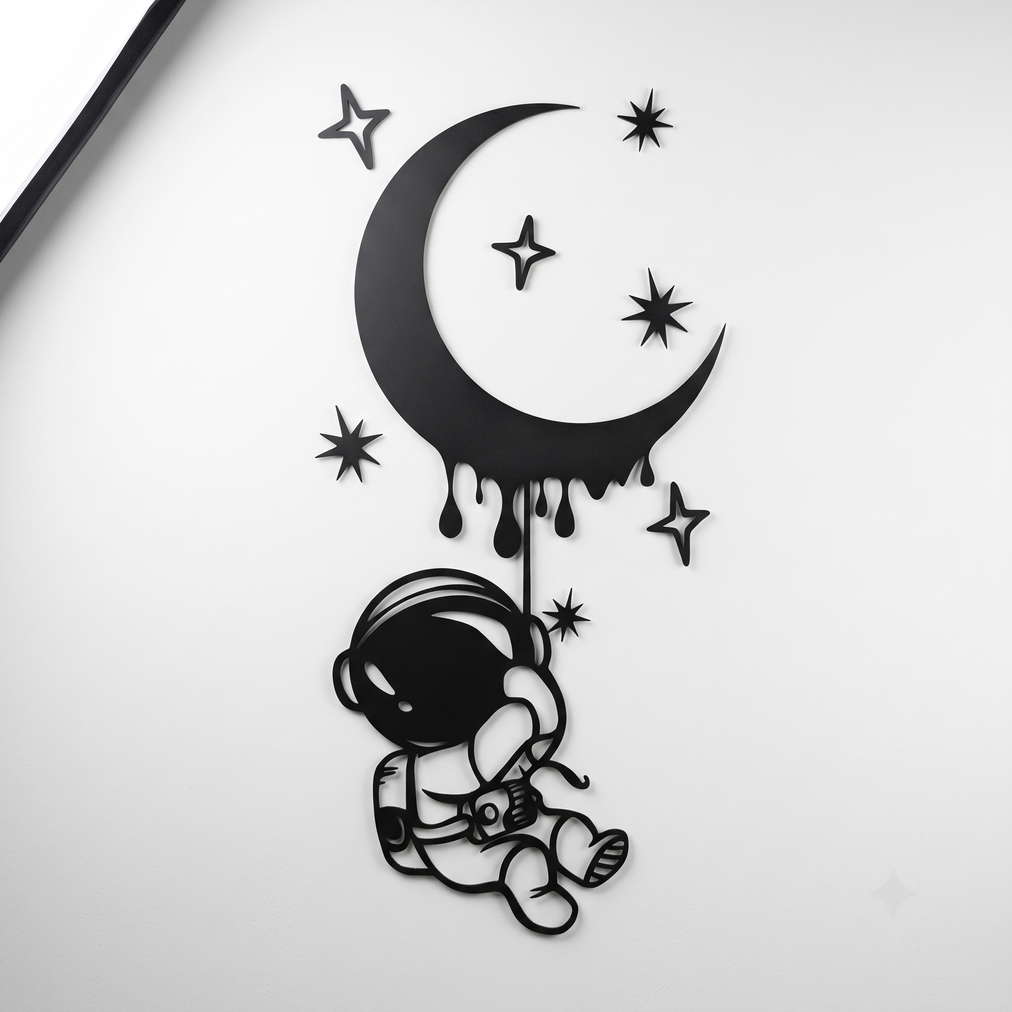 Astronot ve Eriyen Ay Duvar Tablosu beyaz duvarda